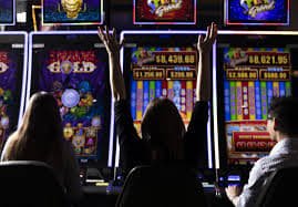 513slost ဘင်ဂို 75-ball bingo card နှင့် number draw ဖြစ်ပေါ်နေသောမြင်ကွင်း